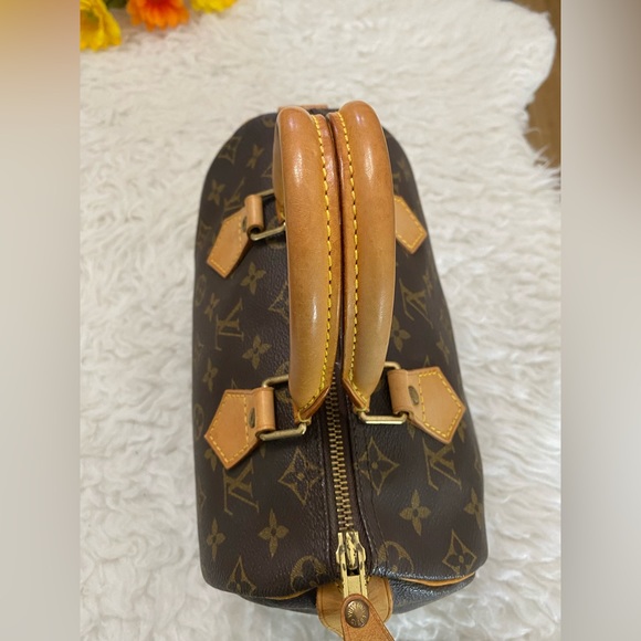 Louis Vuitton
Monogram Canvas Speedy 25 Bag - Picture 10 of 17